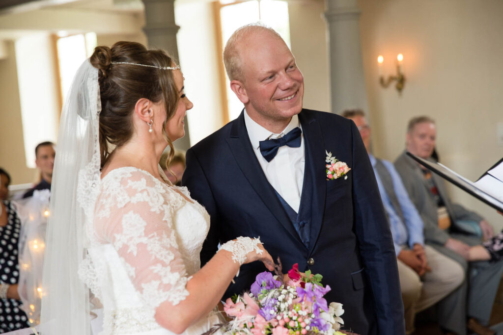 Brautpaar in der Kirche in Dollgow Stechlin Rheinsberg