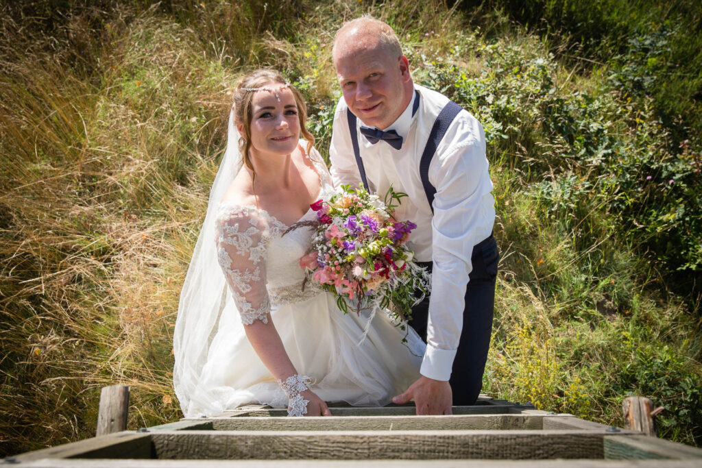 Brautpaar bei Hochzeitsfotografie in Dollgow, in Stechlin bei Rheinsberg.