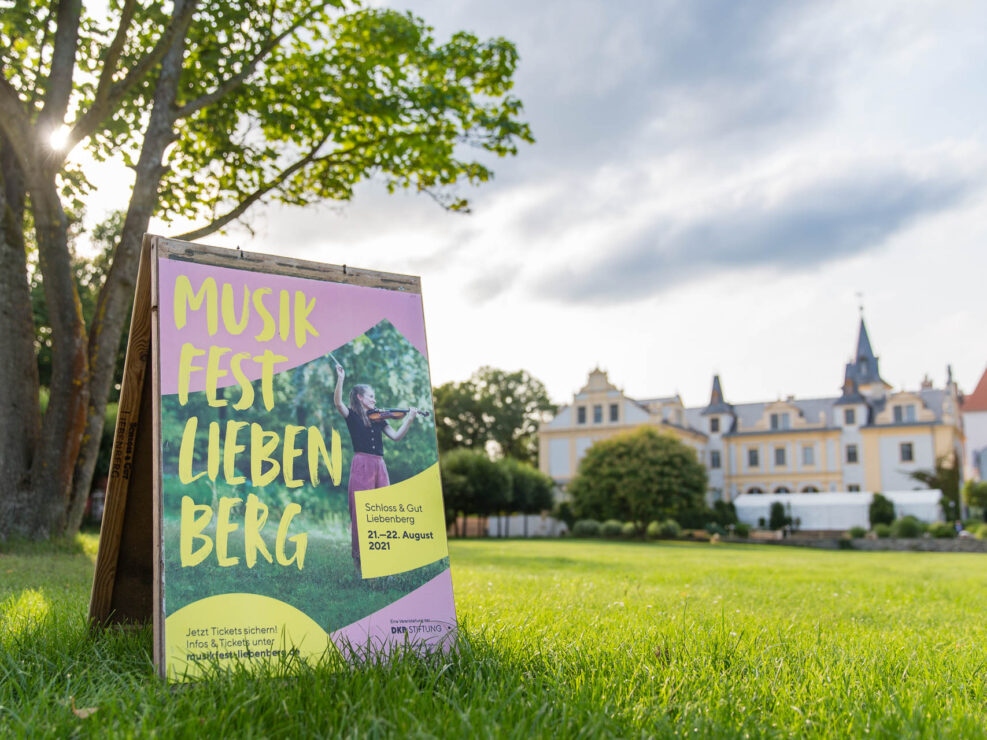Plakat auf der Wiese beim Musikfest Liebenberg.