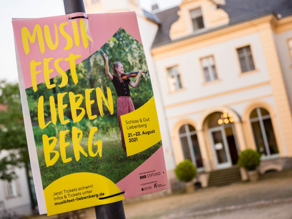 Plakat Musikfest Liebenberg vor dem Schloß und Gut Liebenberg.