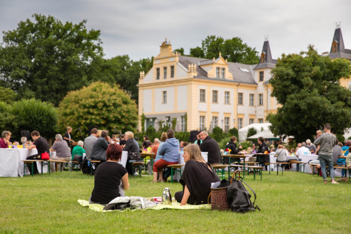 Picknick auf der Wiese am Schloß Liebenberg