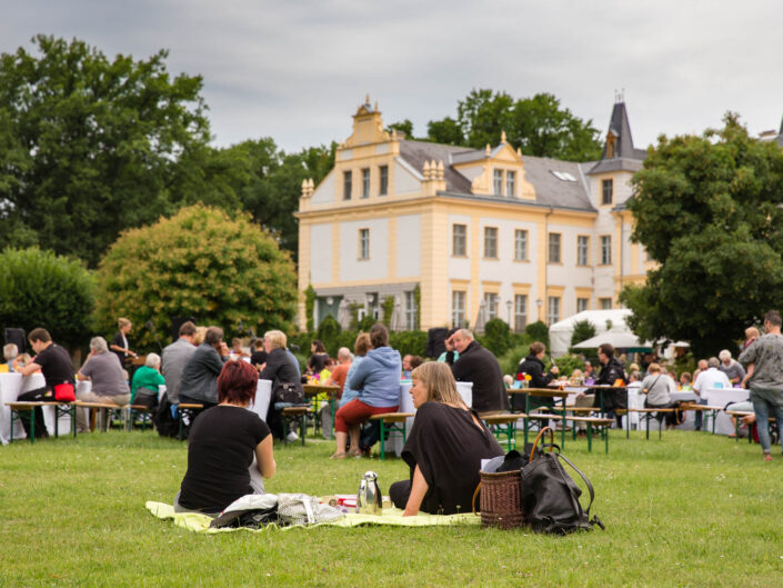 Picknick auf der Wiese am Schloß Liebenberg