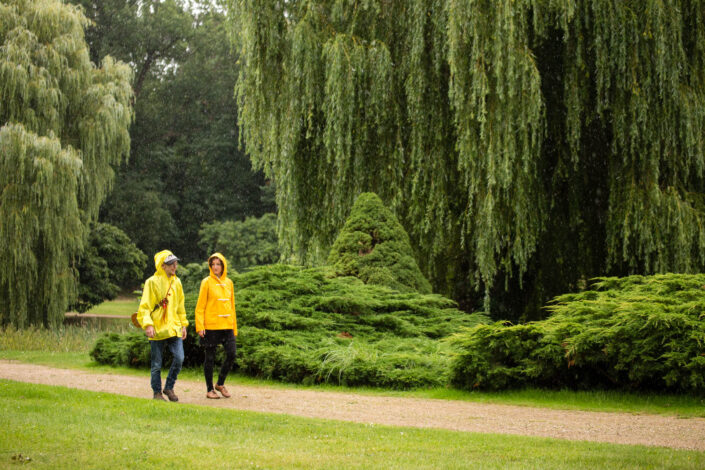 Es regnet beim Musikfest Liebenberg, Spaziergang mit Regenjacke unter Bäumen