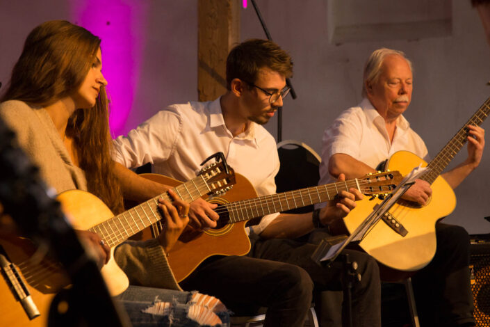 Konzertfotografie Musikfest Liebenberg Gitarristen der Jugendmusikschule Oberhavel spielen Gitarre