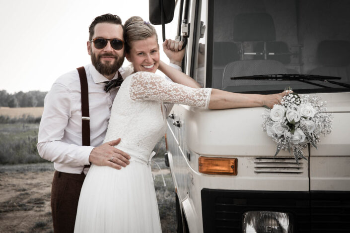 Brautpaar posiert am Auto Mercedes Oldtimer
