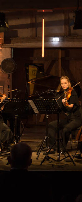 Musiker und Tänzer beim Musikfest auf Schloß und Gut Liebenberg 2022, DKB-Stiftung, Löwenberger Land, Brandenburg