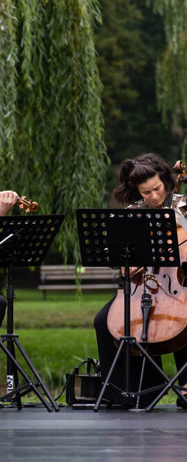Musiker und Tänzer beim Musikfest auf Schloß und Gut Liebenberg 2022, DKB-Stiftung, Löwenberger Land, Brandenburg