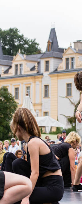 Musiker und Tänzer beim Musikfest auf Schloß und Gut Liebenberg 2022, DKB-Stiftung, Löwenberger Land, Brandenburg