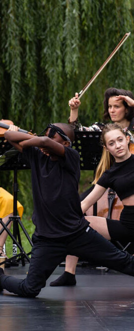 Musiker und Tänzer beim Musikfest auf Schloß und Gut Liebenberg 2022, DKB-Stiftung, Löwenberger Land, Brandenburg