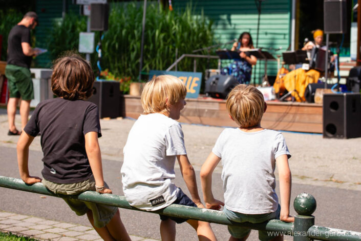Musiker und Bands spielen vor dem Stechlinseecenter in Neuglobsow, OpenAir-Konzert und Straßenmusikfest im Sommer 2023