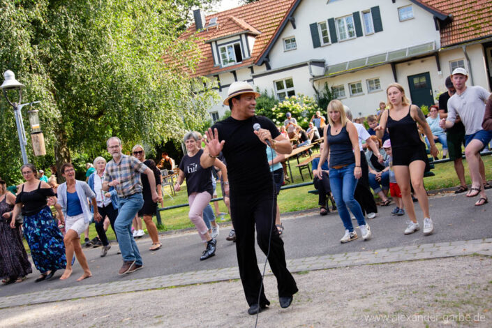 Musiker und Bands spielen vor dem Stechlinseecenter in Neuglobsow, OpenAir-Konzert und Straßenmusikfest im Sommer 2023