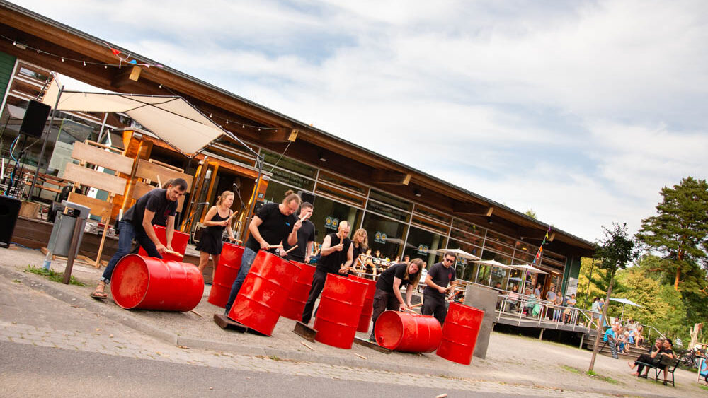 Musiker und Bands spielen vor dem Stechlinseecenter in Neuglobsow, OpenAir-Konzert und Straßenmusikfest im Sommer 2023
